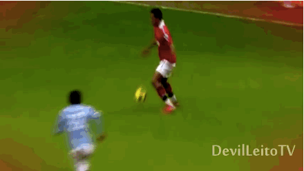 2012年曼联与曼城的德比大战中,鲁尼在禁区内的倒钩破门.